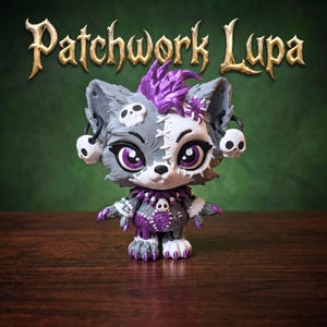 Può includere: Una statuetta di lupo stilizzata con il testo Patchwork Lupa sopra. La figura presenta un design patchwork grigio e bianco, capelli viola e occhi viola. È decorata con piccoli teschi sulle orecchie, sul petto e come orecchini, con artigli viola sulle zampe e un aspetto strutturato e cucito su tutto il corpo.