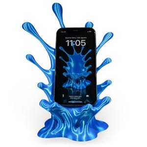 May include: A blue 3D printed phone stand shaped like a splash of liquid. The stand is holding a black smartphone with a blue background and a clock displaying 11:05. The text on the phone screen reads "Quinta-feira, 1 de agosto".