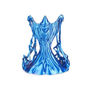 Puede incluir: Una escultura azul met&aacute;lico de una figura drapeada con una capucha puntiaguda y tela fluida. La escultura tiene un acabado brillante y est&aacute; sobre un fondo blanco. El dise&ntilde;o es abstracto y art&iacute;stico.