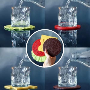 Op de afbeelding: Een collage van afbeeldingen met heldere, getextureerde glazen met water. Elk glas staat op een kleurrijke coaster met burgerthema. De coasters zijn ontworpen om op burgeringredi&euml;nten te lijken: sla, tomaat, kaas en een patty.