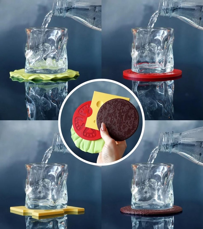Op de afbeelding: Een collage van afbeeldingen met heldere, getextureerde glazen met water. Elk glas staat op een kleurrijke coaster met burgerthema. De coasters zijn ontworpen om op burgeringredi&euml;nten te lijken: sla, tomaat, kaas en een patty.
