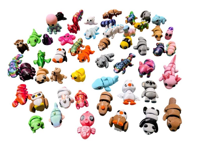 Peut inclure: Une collection de figurines miniatures color&eacute;es repr&eacute;sentant divers animaux et cr&eacute;atures. Les figurines pr&eacute;sentent une vari&eacute;t&eacute; de couleurs telles que le vert, le rose, le bleu et le marron. La collection comprend un poulpe, une grenouille et un panda.