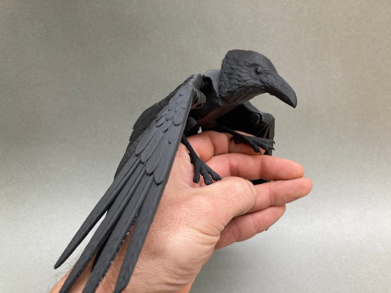 Flexi Raven Model with Skull Base image 6