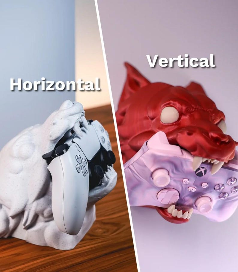 Puede incluir: Dos soportes para mandos de juego impresos en 3D, uno con forma de lobo y el otro con forma de rana. El soporte con forma de lobo es rojo y el soporte con forma de rana es blanco. El soporte con forma de lobo sostiene un mando rosa y morado en vertical, mientras que el soporte con forma de rana sostiene un mando blanco en horizontal. Las palabras "Vertical" y "Horizontal" est&aacute;n escritas encima de los soportes.