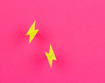 稲妻イヤリング（小）、イエローの虹色グリッターイヤリング、Y2Kジュエリー、ハンドメイドジュエリーギフト、樹脂イヤリング、クールなスタッドイヤリング
