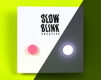 Pendientes que brillan en la oscuridad - Rosa (brillan en blanco), pequeños y atrevidos pendientes de 1 cm, bonitos pendientes rosas, joyería Kidcore genial, divertidos pendientes alternativos