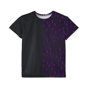 Peut inclure: T-shirt noir avec un design divisé. Le côté gauche est noir uni, tandis que le côté droit présente un motif de code binaire violet. Le code binaire se compose des chiffres 0 et 1, créant un design inspiré de la technologie.