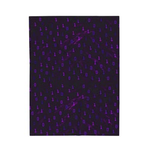 Puede incluir: Una manta rectangular de tela con un fondo negro oscuro y un patrón repetitivo de dígitos de código binario en color morado brillante, compuestos por unos y ceros, dispersos por la superficie en un diseño de matriz digital.