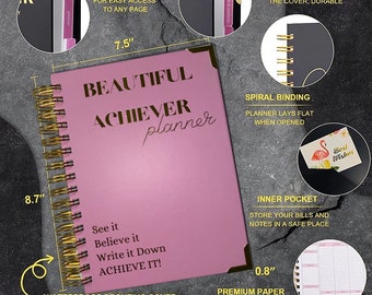 Pode incluir: Uma agenda espiral rosa com detalhes dourados e o texto "Beautiful Achiever Planner". A agenda tem uma capa impermeável, abas codificadas por cores, um protetor de canto dourado, um bolso interno e papel branco premium. Mede 22,1 cm por 19,1 cm.