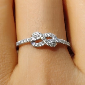 Unendlich Knoten Ring, Unendlich Knoten Ring, stapelbarer Liebesknoten Ring, 14K Gold Minimalist Ring, Versprechen Ring für Frauen, zierliches Brautjungfer Geschenk