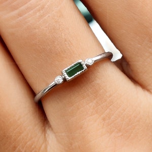 Dainty Emerald Baguette Ring / Baguette Stacking Ring / May Birthstone Ring For Women / Minimalist Green Gemstone Ring / Simple Ring