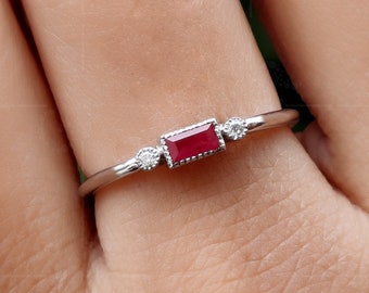 Anillo de rubí baguette de plata esterlina, delicada piedra natal de julio