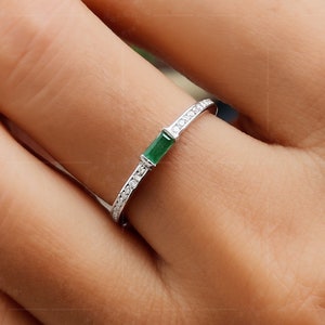 Emerald May Birthstone Ring / Baguette Emerald Stacking Ring / Minimalist Rings For Women / 14K Gold Green Gemstone Ring / Dainty Stack Ring