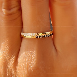 Moissanite Wedding Band / Black & White Diamond Ring / 14k Gold Half Eternity Round Brilliant Cut Moissanite Ring / Stackable Gold Ring