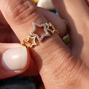 星形フルエタニティモアッサナイトリング、繊細なバンド、14Kゴールドスタッキングリング、ミニマルな結婚指輪