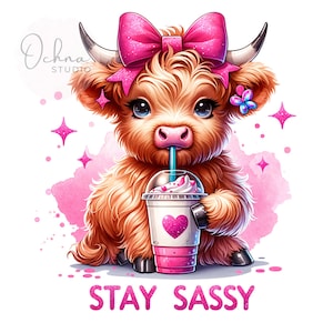 Op de afbeelding: Een schattig cartoon Highland-koe met een roze glitter strik en een roze bloem in haar oor, die een roze milkshake vasthoudt met een rietje en een roze hart op de beker. De koe zit op een roze aquarel achtergrond met glitter en de tekst "STAY SASSY" eronder.