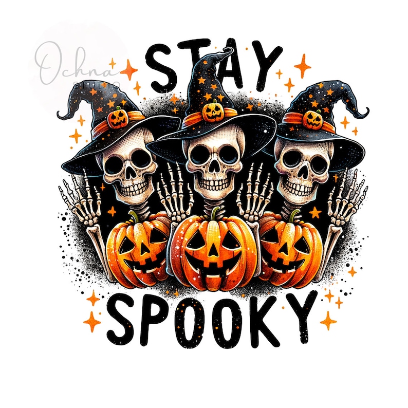Puede incluir: Ilustraci&oacute;n de Halloween con tres esqueletos con sombreros de bruja y calabazas. Debajo, tres calabazas naranjas talladas. El texto "STAY SPOOKY" est&aacute; escrito en negro, con estrellas naranjas.
