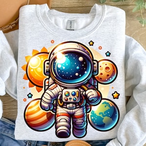 Astronauta PNG, Dibujos animados del espacio PNG, Planetas coloridos PNG, Clipart del espacio del sol, Diseño de sublimación de camisetas, Descarga digital PNG