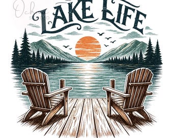 Peut inclure: Illustration d'une scène de lac avec le texte "LAKE LIFE". Deux chaises Adirondack en bois sont sur une jetée en bois, face à un lac avec des montagnes, des arbres et un soleil couchant. Des oiseaux volent dans le ciel.