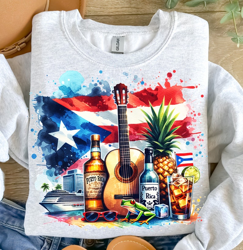 Puede incluir: Una ilustraci&oacute;n de acuarela de una bandera puertorrique&ntilde;a con una guitarra, una pi&ntilde;a, ron, un vaso de ron y cola, gafas de sol y una rana verde. El texto "Puerto Rico" est&aacute; en la botella de ron.