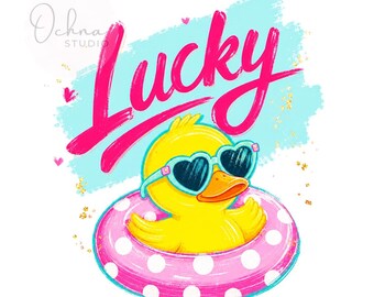 Puede incluir: Una ilustración digital de un patito de goma amarillo con gafas de sol en forma de corazón, flotando en un flotador rosa con lunares blancos. La palabra Lucky está escrita en letras grandes de color rosa brillante sobre un trazo azul claro.