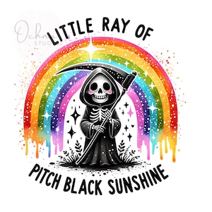 Puede incluir: Una ilustración en blanco y negro de un esqueleto con una túnica con capucha y sosteniendo una guadaña. El esqueleto está de pie frente a un arcoíris con estrellas y el texto "Little Ray of Pitch Black Sunshine".