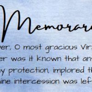Könnte beinhalten: Hellblauer Aquarellhintergrund mit dem Wort "Memorare" in eleganter Schreibschrift. Darunter beginnt ein Gebet mit "Gedenke, o gütigste Jungfrau Maria..." und setzt sich mit einer Botschaft des Glaubens und des Schutzes fort.