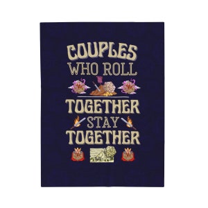 Op de afbeelding: Een blauwe achtergrond met de tekst "Couples who roll together stay together" in een gouden lettertype. De tekst wordt omringd door afbeeldingen van dobbelstenen, zwaarden en andere fantasyspelelementen.