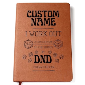 Könnte beinhalten: Ein braunes, ledergebundenes Tagebuch mit dem Text "CUSTOM NAME I WORK OUT SO I CAN AT LEAST DO SOME OF THE THINGS MY DND CHARACTER CAN..." und Bildern von Würfeln.