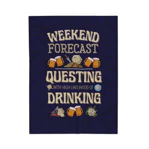 Op de afbeelding: Een marineblauwe deken met de tekst "Weekend Forecast: Questing with High Likelihood of Drinking." Het ontwerp bevat biermokken, dobbelstenen, zwaarden en een berg.