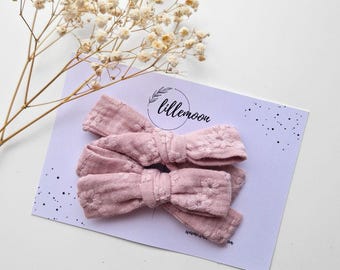 Set di 2 fiocchi per capelli in mussola fatti a mano per bambine, in una delicata tonalità rosa cipria color peonia.
