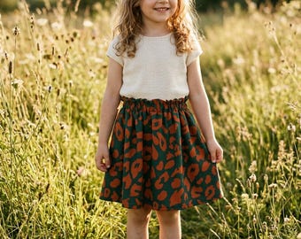 Gonna da bambina in viscosa EcoVero con stampa leopardata, verde foresta terracotta, vita elasticizzata, dettaglio a volant.