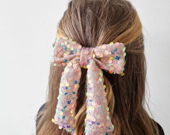 Fermaglio per capelli con fiocco di paillettes scintillanti, fiocco vistoso rosa champagne glitterato, accessorio fatto a mano in tessuto riciclato.
