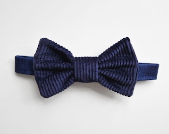 Papillon in velluto a coste blu navy, cotone biologico, accessorio per occasioni speciali realizzato a mano.