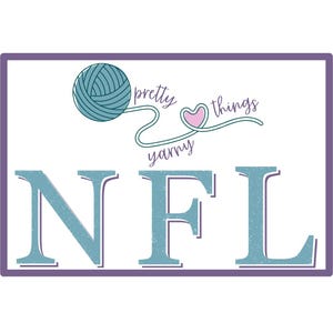 Może przedstawiać: Fioletowy prostokąt z niebieską kulką włóczki, różowym sercem i tekstem "pretty yarny things" nad tekstem "NFL" w kolorze niebieskim z fakturowanym tłem.