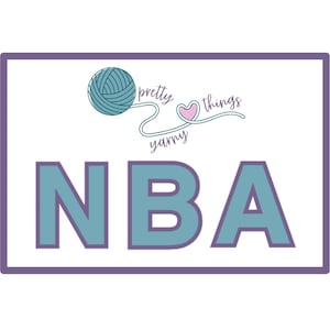Puede incluir: Un gráfico rectangular con un borde púrpura presenta las letras turquesas "NBA" en negrita. Encima, una bola de hilo turquesa con las palabras "pretty yarny things" y un corazón rosa.