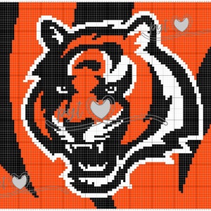 Könnte beinhalten: Eine Grafik eines schwarzen und weißen Tigerkopfes auf einem orange-schwarz gestreiften Hintergrund. Der Tiger blickt nach vorne, mit offenem Maul und geschlossenen Augen.