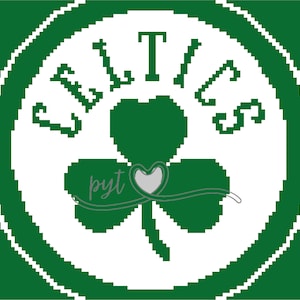 以下が含まれることがあります： 緑色のクローバーと緑色の筆記体で「セルティックス」と書かれた白い円。円は緑色の輪で囲まれ、その外側に金色の輪がある。