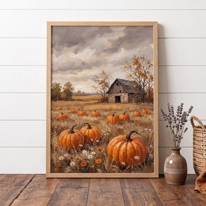 Könnte beinhalten: Ein gerahmter Kunstdruck, der eine ländliche Landschaft mit einer Steinscheune auf einem Feld voller orangefarbener Kürbisse und kleiner weißer Blumen unter einem bewölkten Himmel zeigt. Das Bild hat warme Herbsttöne und einen strukturierten Stil.
