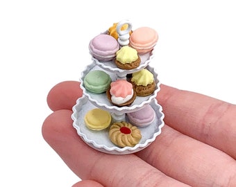 Puesto de postres en miniatura de metal, escala 1:12, expositor de tartas de 3 niveles en color blanco, cupcakes pequeños, artículos de pastelería, minicomida para casas de muñecas