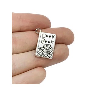 1 pequeño dije de libro de cocina, dijes individuales, dijes de cocina, dijes de repostería, dijes de libro de recetas, dijes de panadería, dijes de chef, joyería DIY