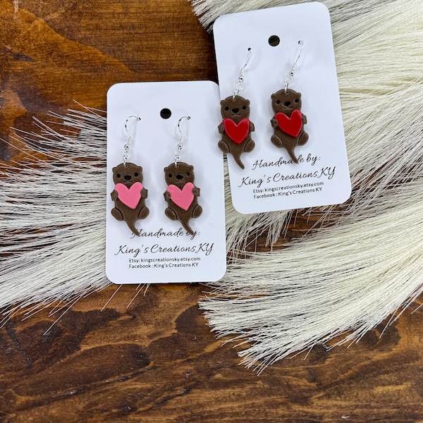 Boucles d'oreilles loutres avec coeur en pâte polymère faites main