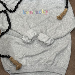 ケンタッキー州 | カスタム州 | カスタム都市 | パステル刺繍 | 刺繍入りクルーネックスウェットシャツ | ケンタッキースウェットシャツ