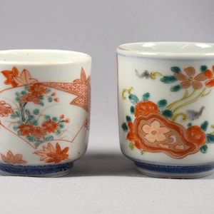Deux Tasses En Porcelaine Émaillée JAPONAISES Assorties | KUTANI | Fin du XIXe siècle MEIJI | Objets de collection antiques asiatiques