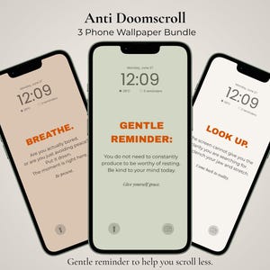 Könnte beinhalten: Drei Smartphones mit digitalen Hintergrundbildern und dem Text Anti Doomscroll 3 Phone Wallpaper Bundle. Die Bildschirme zeigen motivierende Texte in Orange auf beigen, salbeigrünen und weißen Hintergründen mit Uhrzeit und Datum.