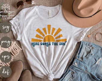 Retro Here Comes The Sun SVG / Retro Sun SVG / Boho TShirt Design / Kids Svg / Svg Cut File per Cricut e Silhouette / Svg Png Eps Dxf