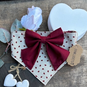 Bandana with adjustable bow for dogs and cats with heart print.