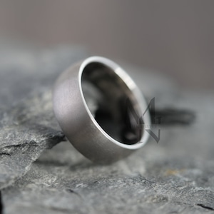 Zilveren titanium band, gepersonaliseerde gegraveerde ring, minimalistische ring met geborstelde koepel, minimalistische herensieraden, huwelijksverjaardag, cadeau voor hem