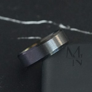 Eenvoudige zwarte herenring, gepersonaliseerde gegraveerde ring 8 mm-band, minimalistische herensieraden, unisex alledaagse ring, cadeau voor hem en haar