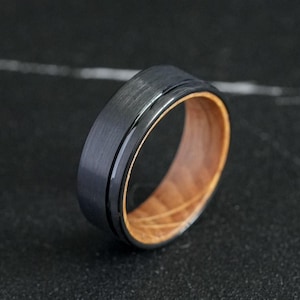 ウイスキー樽リング、ブラックタングステンシェル、木製インテリア、ユニークな木製結婚指輪、ユニセックスの普段使いリング、男性にも女性にも喜ばれるギフト